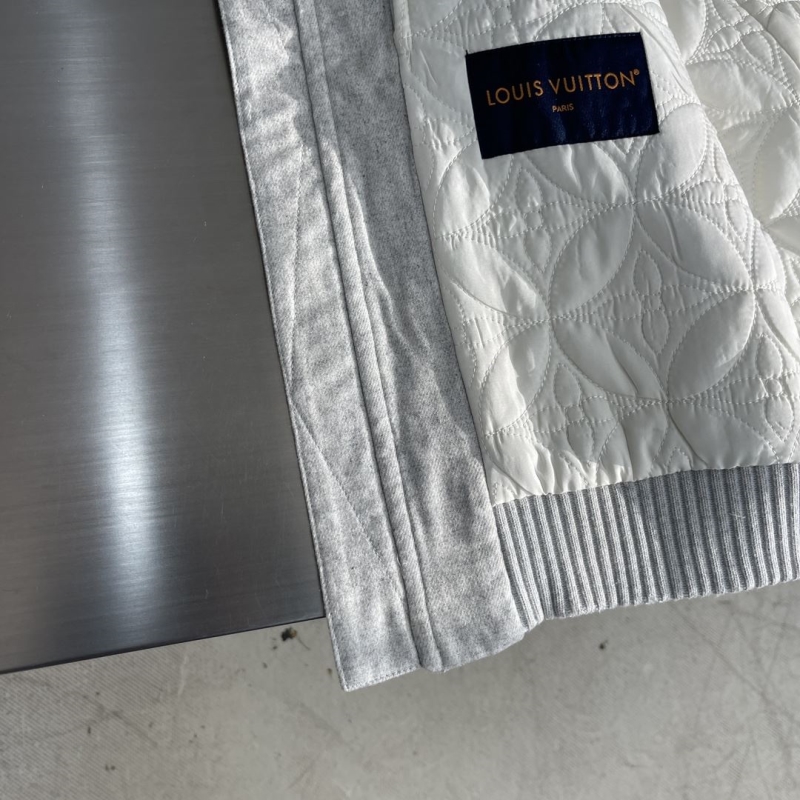 l0vis Vvtt0n outwear